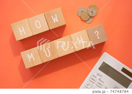金額｜「HOW MUCH?」と書かれた8個の積み木とコインと計算機 74748784