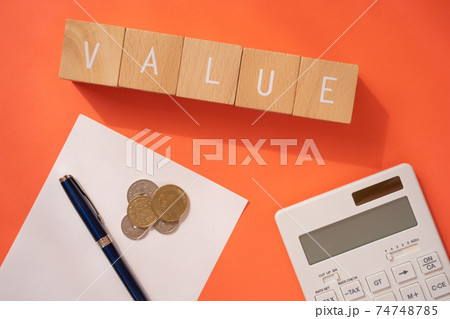価値|「VALUE」と書かれた5つの積み木ブロックとコインと電卓とペンと紙 価値|「VALUE」と書かれた5つの積み木ブロックとコインと電卓とペンと紙 74748785