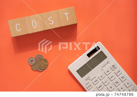 コスト | 「COST」と書かれた積み木ブロックとコインと電卓 コスト | 「COST」と書かれた積み木ブロックとコインと電卓 74748786