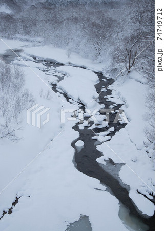 吹雪の後の後志利別川 74749712
