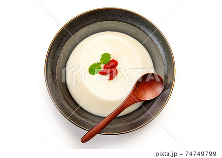 デザートの杏仁豆腐 74749799