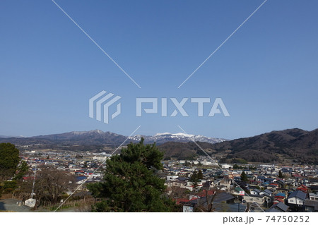 残雪の蔵王連峰と上山市 74750252