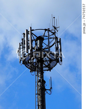 通信イメージ(電波塔:基地局) 通信イメージ(電波塔:基地局) 74750557