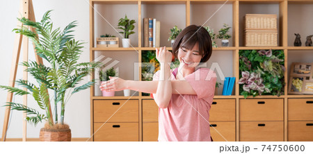 オンラインヨガ リビングでストレッチをする若い女性 バナーサイズ オンラインヨガ リビングでストレッチをする若い女性 バナーサイズ 74750600
