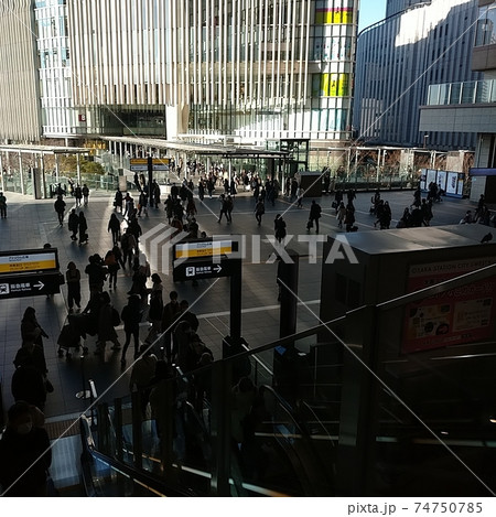 緊急事態宣言下の大阪駅 緊急事態宣言下の大阪駅 74750785