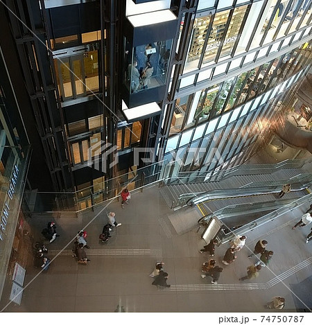 下のフロアを見下ろす 74750787