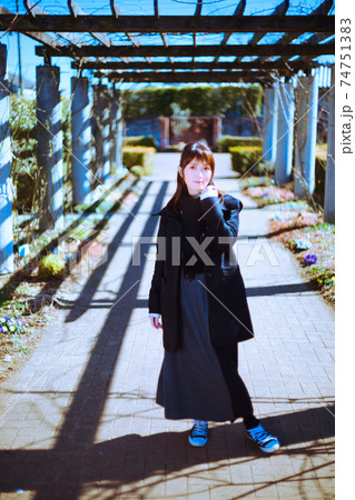 咲いてない薔薇のトンネルで女の子ポトレ 74751383