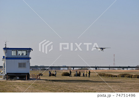 埼玉県桶川市 ホンダエアポート 管制塔とセスナ着陸 74751496