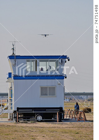 埼玉県桶川市 ホンダエアポート 管制塔とセスナ着陸の写真素材