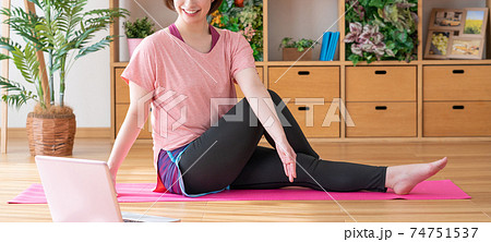 オンラインヨガ リビングでパソコンを見ながらヨガのポーズをする若い女性 顔無し バナーサイズ オンラインヨガ リビングでパソコンを見ながらヨガのポーズをする若い女性 顔無し バナーサイズ 74751537