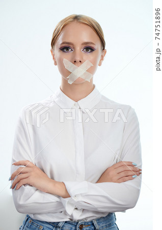Young woman with closed mouth 74751896