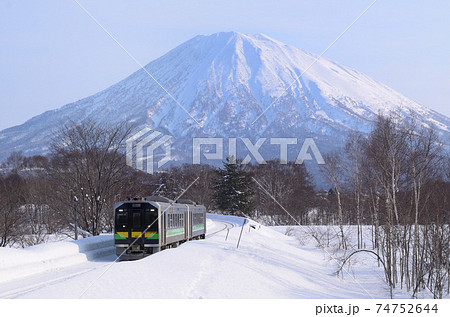 羊蹄山をバックに小樽へ向かう普通列車 74752644