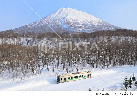 羊蹄山を横目に倶知安駅を目指す普通列車 74752646