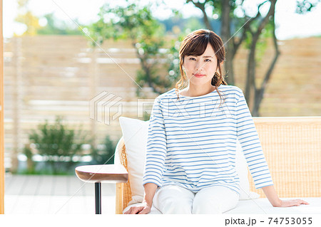 くつろぐ若い女性 くつろぐ若い女性 74753055