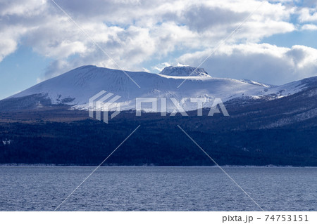 北海道　冬の支笏湖の風景 74753151