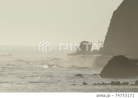 波しぶきに霞む日高本線普通列車 JR日高本線 廃止決定 波しぶきに霞む日高本線普通列車 JR日高本線 廃止決定 74753171