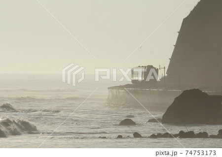 波しぶきに霞む日高本線普通列車 JR日高本線 廃止決定 波しぶきに霞む日高本線普通列車 JR日高本線 廃止決定 74753173