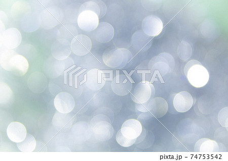 緑色背景と玉の形のキラキラ 74753542