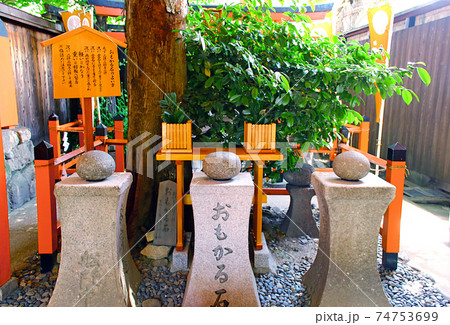 【大阪】初夏の住吉大社　大歳社境内のおもかる石 74753699