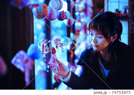 ひな人形と花のまちの観光する女性 ひな人形と花のまちの観光する女性 74753975