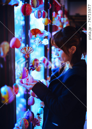 ひな人形と花のまちの観光する女性 74753977