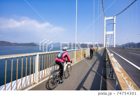 美しい瀬戸内海でサイクリングを楽しむ人 ナショナルサイクルルート「しまなみ海道サイクリングロード」 美しい瀬戸内海でサイクリングを楽しむ人 ナショナルサイクルルート「しまなみ海道サイクリングロード」 74754301