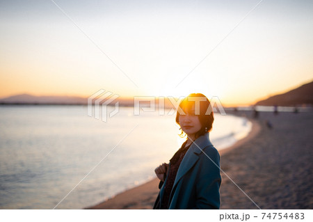 夕方の海辺でデートの写真素材