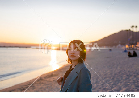 夕方の海辺でデートの写真素材