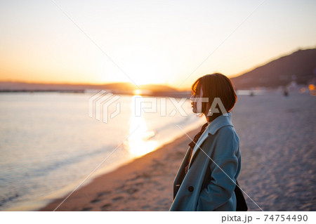 夕方の海辺でデートの写真素材