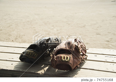 高校野球の練習風景でのベンチに置かれたグローブ 高校野球の練習風景でのベンチに置かれたグローブ 74755168