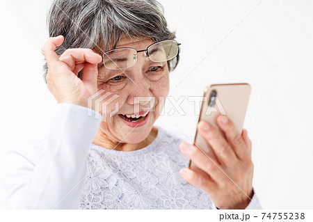シニア女性 スマホ スマートフォン 携帯電話 老眼鏡 シニア女性 スマホ スマートフォン 携帯電話 老眼鏡 74755238