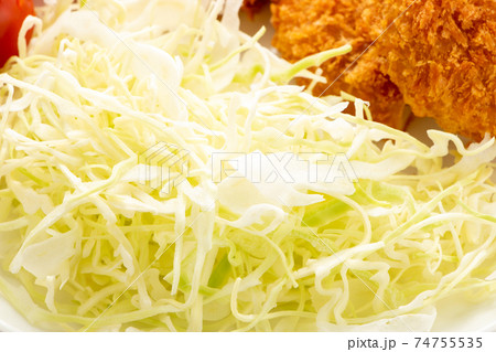 揚げ物に添えられたキャベツの千切り。 74755535