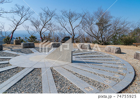 二上山の雌岳山頂の日時計（金剛生駒紀泉国定公園） 74755925