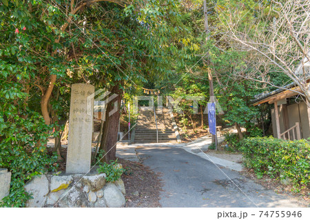 二上山の登山口にある加守神社（金剛生駒紀泉国定公園） 74755946