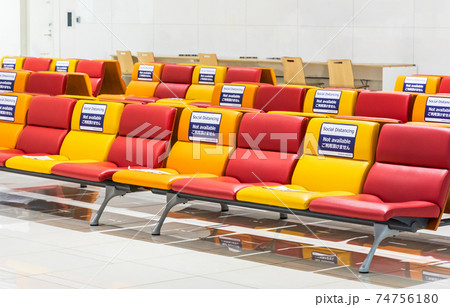 空港ロビー　ソーシャルディスタンス 74756180