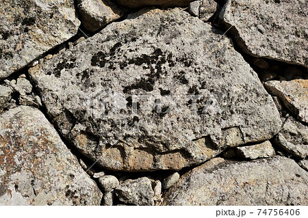 城の石垣に使った石の割った跡「矢穴(クサビの跡)」 城の石垣に使った石の割った跡「矢穴(クサビの跡)」 74756406