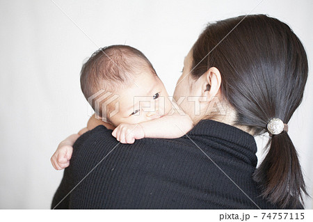 赤ちゃんにゲップをさせるお母さん 74757115