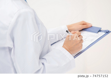 医療イメージ　カルテを持つ白衣の女性 74757152
