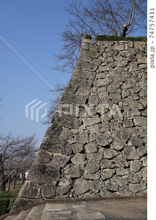 石垣の算木積み(岡山県津山市の津山城址) 石垣の算木積み(岡山県津山市の津山城址) 74757431