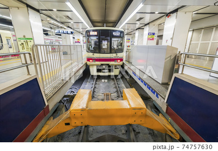 新宿駅 　ホーム　電車 　 京王線　京王電鉄　 74757630