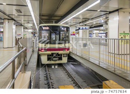 新宿駅 　ホーム　電車 　 京王線　京王電鉄　 74757634