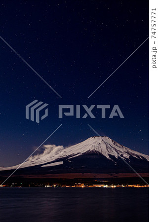 山中湖畔の街灯りと富士山と星空 74757771