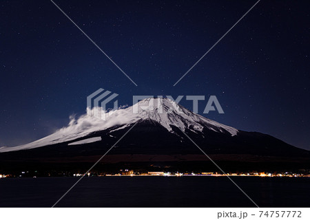 山中湖畔と富士山と街灯り 74757772