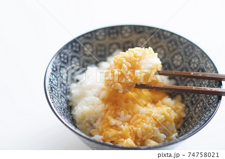 卵ごはん　玉子ごはん　たまごごはん　たまごかけごはん　玉子　ごはん　白バック 74758021