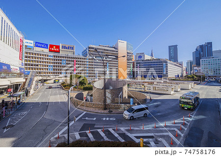 新宿西口　西口駅前のバスターミナル　バス　新宿駅西口駅前 74758176