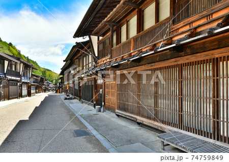 中山道　奈良井宿の町並み 74759849