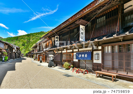 中山道　奈良井宿の町並み 74759859