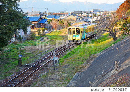 筑豊地区を走る平成筑豊鉄道の黄色い電車一両 74760857