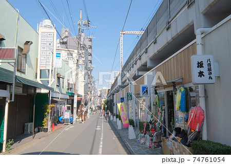 都市風景　東横線都立大学駅高架沿いの商店街　東京都目黒区 74761054