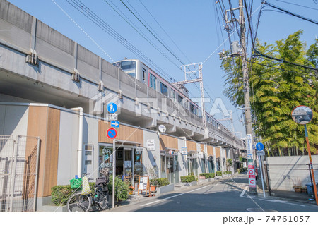 都市風景　東横線都立大学駅高架沿いの商店街　東京都目黒区 74761057